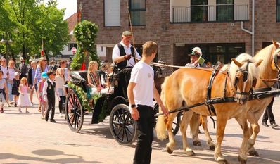 Beim Festumzug dürfen die Kindermajestäten in der Kutsche fahren.