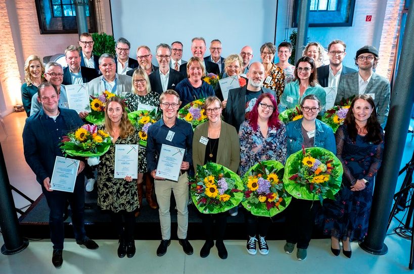 Die Preisträger und Projektpartner des IHK-Wettbewerbs bei der Preisverleihung in Lüneburg.