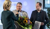 Sven Plate (links) und Stefan Molkentin nahmen den Preis für „OHZSDSB - Osterholz-Scharmbeck sucht die Superbank“ entgegen.