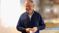Ein gut gelaunter Ministerpräsident nimmt noch einige Fragen als Hausaufgabe mit nach Hannover. Foto: akl