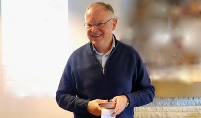 Ein gut gelaunter Ministerpräsident nimmt noch einige Fragen als Hausaufgabe mit nach Hannover. Foto: akl