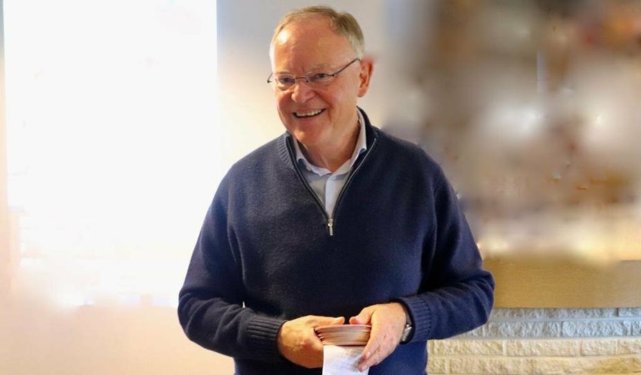 Ein gut gelaunter Ministerpräsident nimmt noch einige Fragen als Hausaufgabe mit nach Hannover. Foto: akl