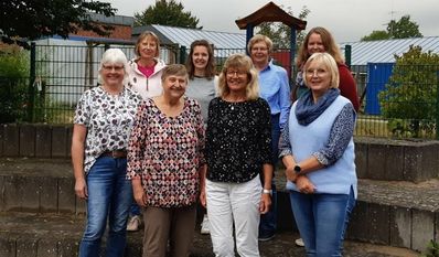 Mitarbeiterinnen der Familienservicebüros gratulierten sechs neuen Familienbesucherinnen.