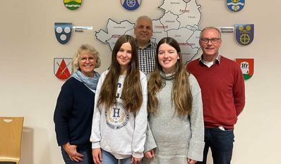 Die Stipendiatinnen Martje Loos (v. li.) und Leni Koy (v. re) mit (hinten v. li.) Ulrike Ringen (Vorsitzende Sozialausschuss), Andreas Koy (Leiter Ordnungsamt) und Samtgemeindebürgermeister Gerhard Kahrs.