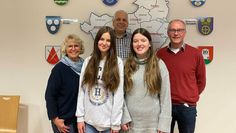 Die Stipendiatinnen Martje Loos (v. li.) und Leni Koy (v. re) mit (hinten v. li.) Ulrike Ringen (Vorsitzende Sozialausschuss), Andreas Koy (Leiter Ordnungsamt) und Samtgemeindebürgermeister Gerhard Kahrs.