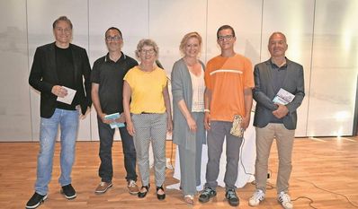 Sandra Fricke (3. v. re.) mit den Teilnehmenden der Podiumsdiskussion Boris Thomas (v. li.), Dr. Marc Hanefeld, Birgit Flemming, Timo und Dr. Darius Tabatabai.