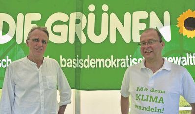 Unser Foto zeigt Stefan Wenzel (links) bei einem Besuch am Vörder See im Juli 2021 mit dem damaligen Bürgermeisterkandidaten und heutigen Vorsitzenden der Stadtratsfraktion Bündnis 90 / Die Grünen / FDP, Jochen Hake.