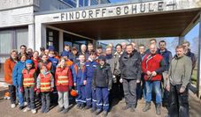 Die Jugendfeuerwehr sowie weitere freiwillige Helfer:innen haben Hand in Hand gearbeitet.