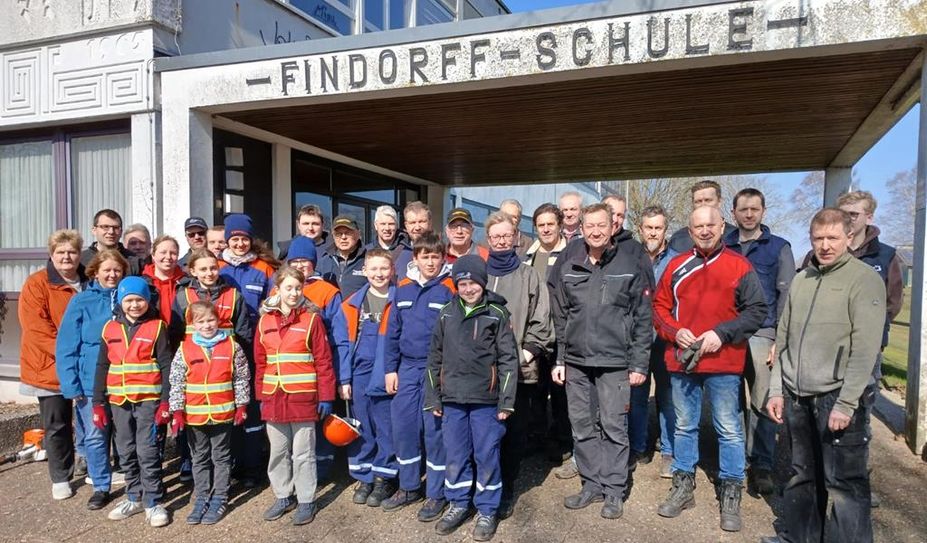 Die Jugendfeuerwehr sowie weitere freiwillige Helfer:innen haben Hand in Hand gearbeitet.