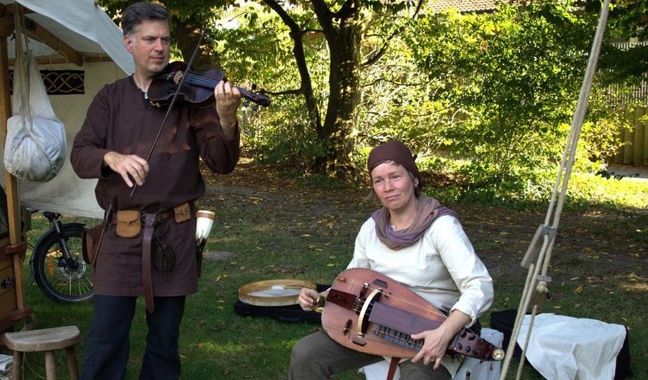 „Die Helden in Lumpen“ spielen auf dem Mittelaltermarkt.