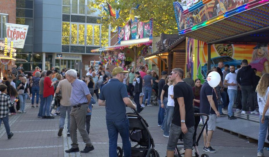 Auf die Besucherinnen und Besucher wartet ein bunter Marktbetrieb mit Buden, Fahrgeschäften und Leckereien.