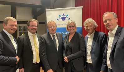 Der Vorstand des gemeinnützigen Vereins “Norddeutsche Tafelrunde” freute sich über den Besuch von Johann-Dietrich Wörner (dritter v.l.) Links daneben: Johann G. Stehnke und Prof. Dr. Marcus Seifert. Und zu seiner Rechten: Anja Kalski, Jörg Lockfeldt und Jan Mackenberg.