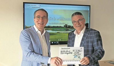 Clubpräsident Dittmar Schreyer übergibt den Check an Heiner Wenk, dem ersten Vorsitzenden der Bremer Krebsgesellschaft.