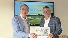 Clubpräsident Dittmar Schreyer übergibt den Check an Heiner Wenk, dem ersten Vorsitzenden der Bremer Krebsgesellschaft.