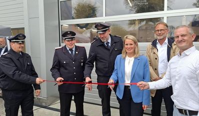 Rund 4 Millionen Euro hat das neue Feuerwehrhaus in Meyenburg gekostet. Jetzt ist es fertig und bietet Platz für vier Fahrzeuge.