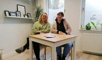 Stehen Schwangeren und ihren Familien bei allen Belangen zur Seite: Claudia Michaelis und Inske van Hulst (v.l.). Foto: lume