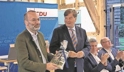 Manfred Weber (links) und Enak Ferlemann beim Bezirksparteitag.