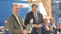 Manfred Weber (links) und Enak Ferlemann beim Bezirksparteitag.