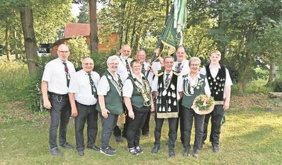 Augustendorf (red). Bei strahlendem Sonnenschein feierte der Schützenverein Augustendorf wieder Schützenfest. Im nächsten Jahr kann das 100-jährige Bestehen mit einem fast vollen Königshaus gefeiert werden. Das neue Königshaus besteht aus König Hans-Wilhelm Otto, Königin Martina Meyer, Jugendkönig Lukas Geestmann und Alterskönig Hans-Ludwig Buchholz. Seniorenmonarchenkönig wurde Hermann Schröder, die Monarchenkönigin heißt Gaby Otten und Marco Buchholz wurde Monarchenkönig. Nach der Proklamation wurde ordentlich gefeiert.