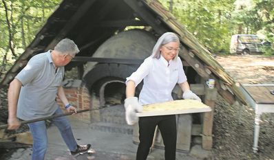 Moorbäcker Wolfgang Rohde und seine Frau Petra bereiten Apfel- und Butterkuchen aus dem alten Steinbackofen zu.
