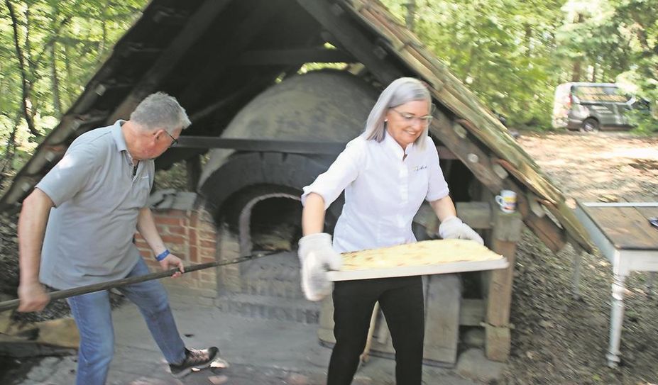 Moorbäcker Wolfgang Rohde und seine Frau Petra bereiten Apfel- und Butterkuchen aus dem alten Steinbackofen zu.