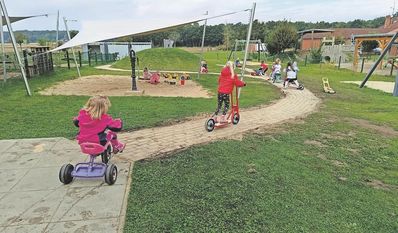 Die Kinder konnten es kaum abwarten, die neue Strecke direkt auszutesten.