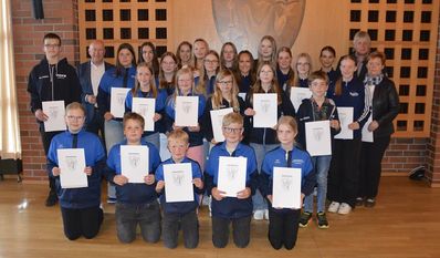 Stolz präsentieren die geehrten Sportler ihre Auszeichnungen, die sie sich redlich verdient haben.