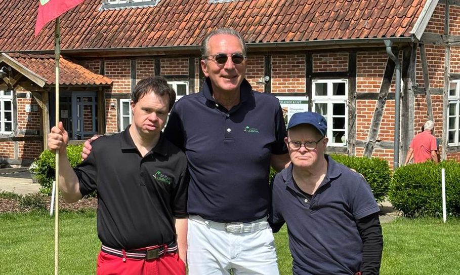 Christophe Schule (links) holte sich mit Dittmar Schreyer (Mitte) den Sieg beim Scramble.