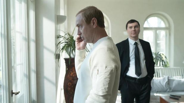 Jude Law als Putin und Paul Dano als Wadim Baranow, der Berater Putins, der ihn an die Macht gebracht hat.