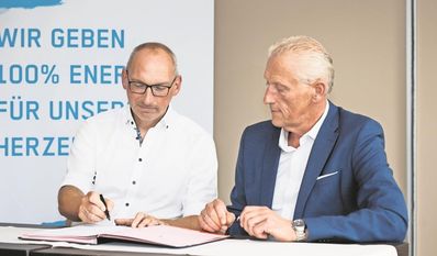Tim Jesgarzewski (links) und Christian Meyer-Hammerström unterschreiben den fortlaufenden Vertrag.