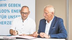 Tim Jesgarzewski (links) und Christian Meyer-Hammerström unterschreiben den fortlaufenden Vertrag.