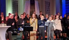 Regelmäßige Auftritte schweißen die Sänger:innen weiter zusammen - so auch bei einem Weihnachtskonzert.