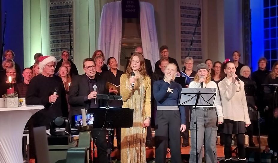 Regelmäßige Auftritte schweißen die Sänger:innen weiter zusammen - so auch bei einem Weihnachtskonzert.