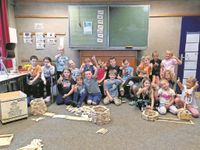 Schüler:innen aus Mittelstenahe freuen sich über neues Spielzeug.